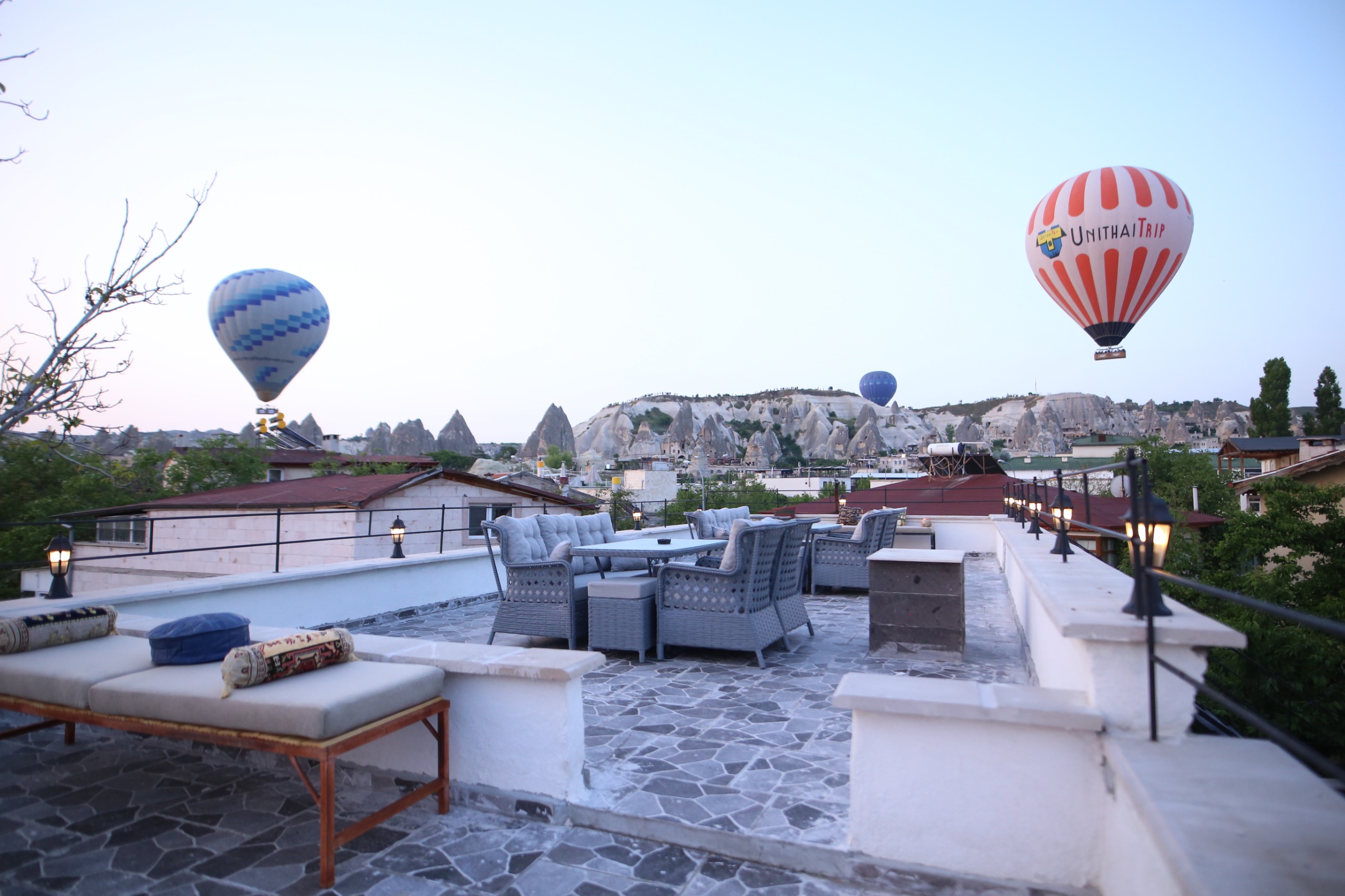 Capavista Cave House Göreme terrace with hot air balloons